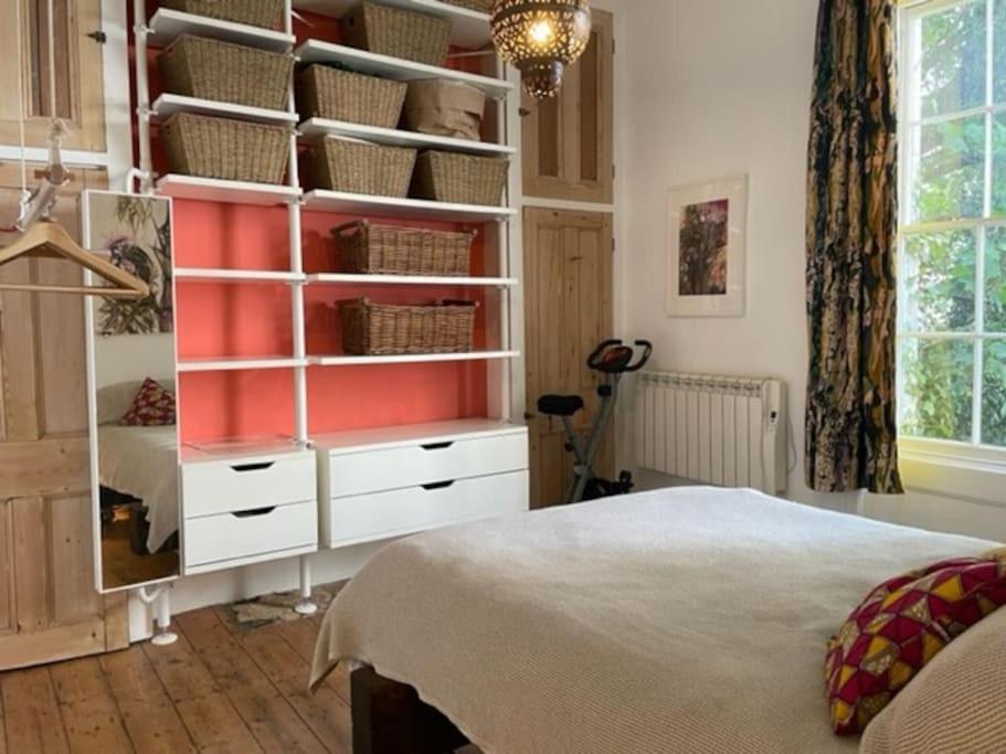 Artistic Spacious Flat In Brixton * Londra
