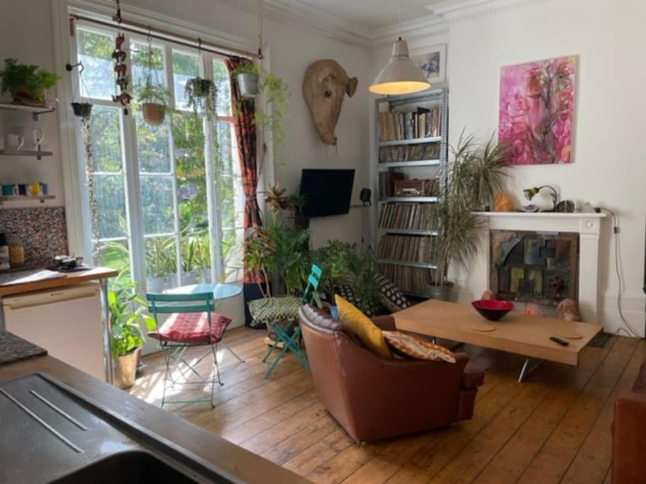 Artistic Spacious Flat In Brixton Appartamento *