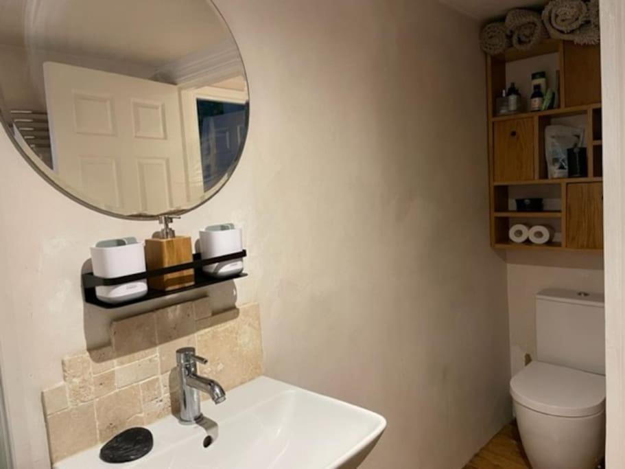 Artistic Spacious Flat In Brixton * Londra